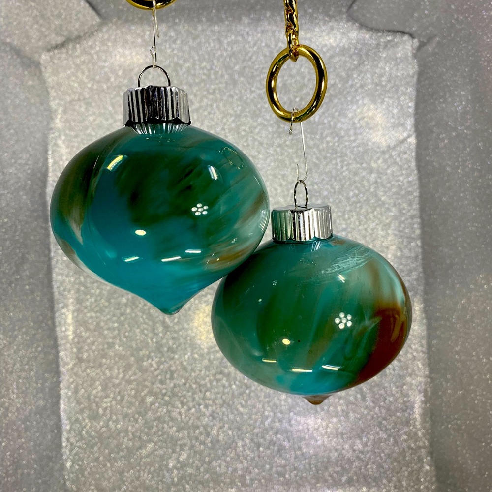 Set of two ornaments, green and blue